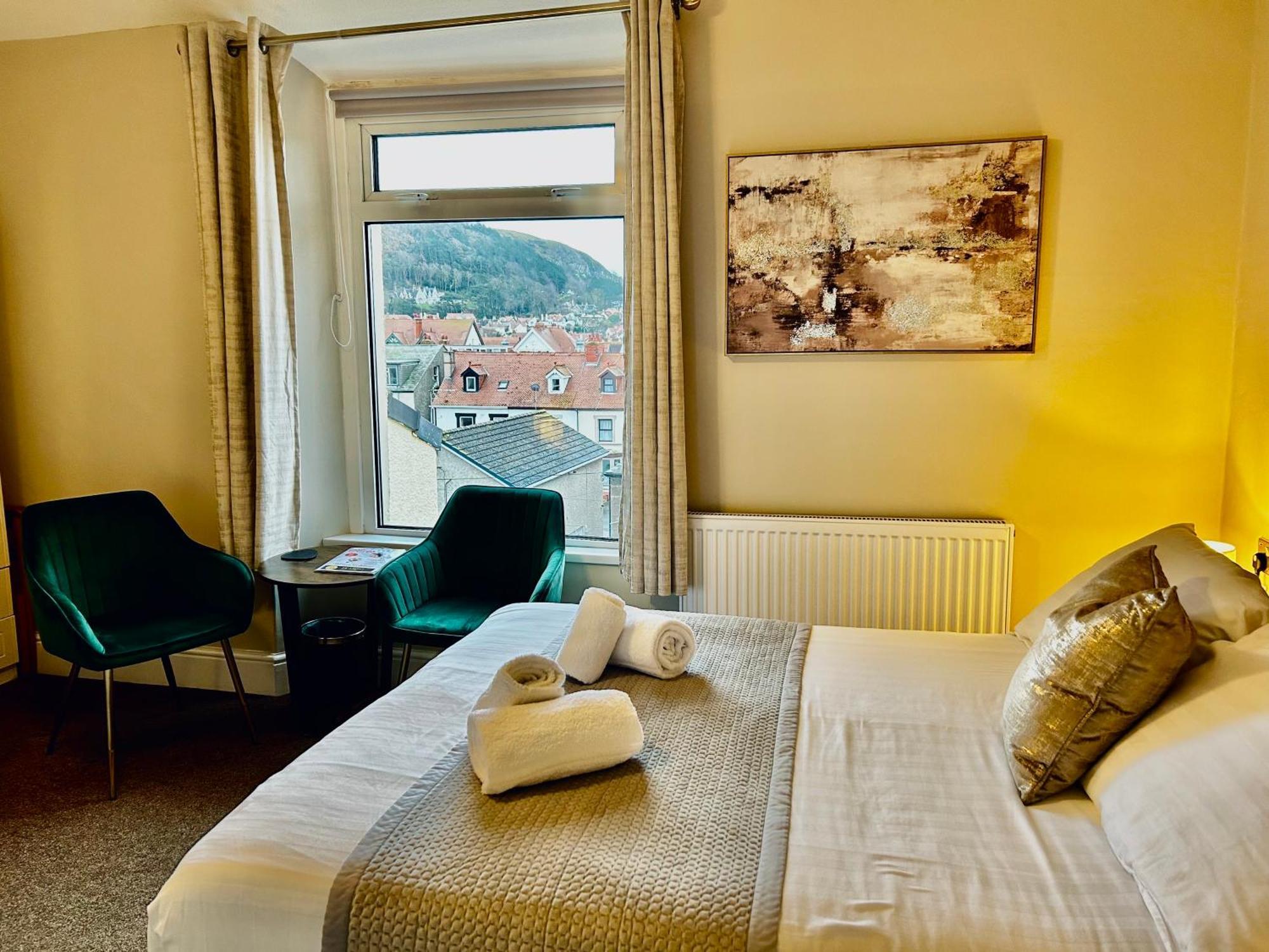 Hotel No5, Beachfront With Free Private Car Park Llandudno Kültér fotó