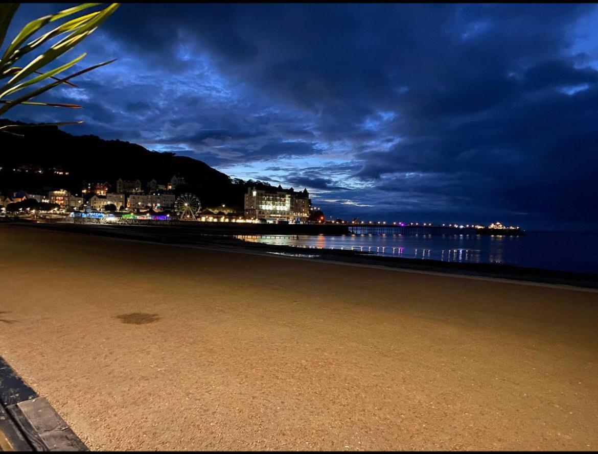 Hotel No5, Beachfront With Free Private Car Park Llandudno Kültér fotó